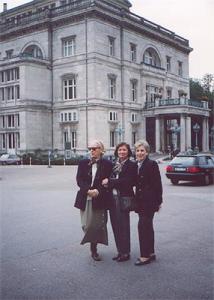 Sílvia, Shirley e Maria de Lourdes Barreto Soares durante festival de música clássica.