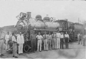 César, Emílio (encarregado do trem da linha), Plínio Silva (maquinista), Lourenço Ribeiro (chefe de depósito), José Ribeiro (maquinista) e Manoel (foguista) no pátio da Estação de Governador Valadares.