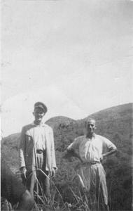 César e Alfredo Tintori ao ar livre.