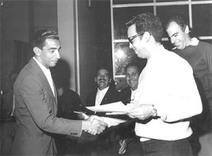 Recebendo diploma do curso de produtividade na sede da Vale do Rio Doce.