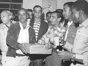 Recebendo um rádio relógio de presente na sua despedida da empresa.