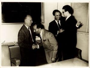 General Wolnar Carneiro da Cunha (Engenheiro Agrônomo da Divisão Florestal) a esquerda e Luiz a direita durante a posse de Eliezer Batista como superintendente da Estrada de Ferro de Vitória a Minas.