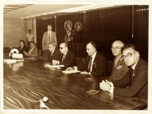 Apresentação do Projeto Grande Carajás. Na foto: Em pé - assessor de imprensa. Sentados (da esq. p/ a dir.): Gustavo Dória, Kléber Faria, General Medeiros (chefe do SNI - Serviço Nacional de Informações), João Baptista Figueiredo (Presidente da República), Eliezer Batista, General Venturini (Chefe da Casa Militar) e Luiz.