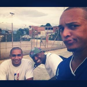 Foto tirada na vila Brasilândia no Espaço Criança Esperança. Todos os sábados Antônio e os amigos se reuniam para jogar Basquete. Na fotos com Antônio estão seus amigos Deville e Diogo