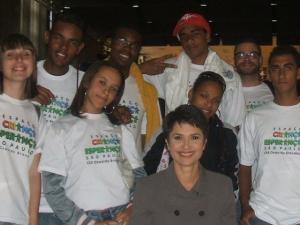 Foto tirada no estúdio da Rede Globo. Nesse dia o Espaço Criança Esperança levou os educandos para conhecer os bastidores do Jornal Hoje e do Programa Altas Horas.