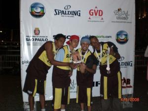 Antônio e amigos foram até o Rio de Janeiro com o Criança Esperança participar do campeonato que chama LIBRA (Liga Brasileira de Basquete de Rua) e eles ganharam o 3º lugar. Na foto estão os amigos que treinavam com ele na Brasilândia : Guilherme, Fábio e Luiz.