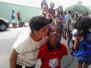 Elaine faz parte de uma associação, na qual é fundadora (Associação três gerações), do bairro dela (Itaim Paulista). Essa foto foi tirada no evento da Páscoa com a doação de ovos que eles tinham conseguido. Na foto com ela uma criança moradora do bairro.