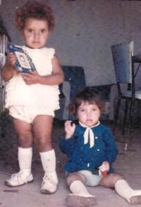 Foto de Elaine quando criança com a sua irmã mais nova (Eliana) na casa em Osasco aonde moravam com os pais.