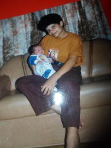 Foto tirada na casa do pai de Elaine em Osasco com seu filho recém Nascido (Cássio)