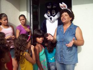 Foto tirada de uma festa de Páscoa realizada pela associação que Elaine fundou no bairro onde vive, Itaim Paulista. O nome da associação é Três gerações