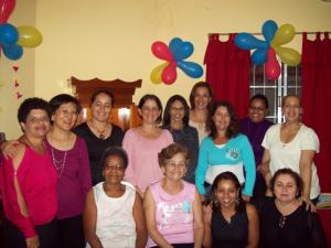 Foto de um encontro de mulheres da associação BSGI Budista, onde fazem discussão sobre humanismo.