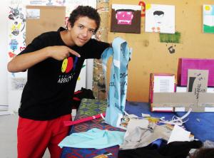 Foto durante o curso de moda e design no Projeto Arrastão.