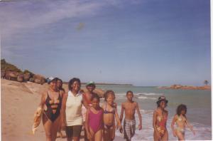 Passeio na Praia do Porto, depois de 5 anos sem voltar à cidade natal. Gilmar mudou-se para São Paulo em 1992. Na foto estão Neide (amiga da família), Maria do Carmo Santos da Silva (Mãe), Tia Zeti (Tia materna), Gilderlânia Santos Silva (amiga da família), Gilmar, Catian Maria (prima), amiga de família.