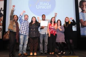 A Associação Eremim recebendo menção Honrosa no prêmio Itaú Unicef, no espaço do Itaú Cultural, na Avenida Paulista. Na foto estão Eliene (diretora do Sindicato dos Metalúrgicos de Osasco), Charles (diretor do Sindicato), Valclecia Trindade (Diretora do Eremim), Gilmar, Renata Paredes (ex coordenadora do Eremim), Carolina (ex Assistente de coordenação) e Kelly (ex educadora).