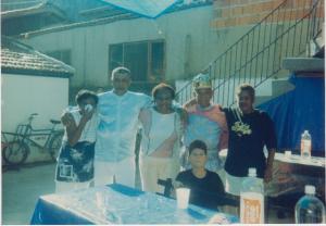 Leci Nair (sobrinha), José de Alício (integrante da corte), Izanil, Zé Dito (rei por muitos anos),  Doquinha e Alda (sentada). Na despensa real, onde é feita a comida dos congueiros.