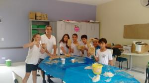 Com os alunos, na confecção de máscaras de animais nativos da floresta de Ilhabela
