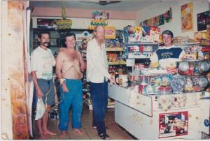 Zico e clientes no mercado. Baiano (Vanderlei de Souza) e morador do bairro de São Pedro; Cebola, tem casa no Veloso mas é morador de Santos; e Alfredo, morador de São Paulo que também tem casa no veloso.