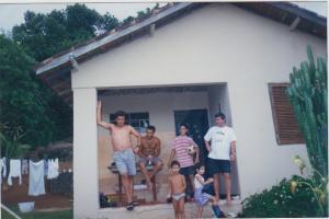Na casa de Sergio. Mario Sergio Oliveira, Cristiano, Renato (com a bola), e Zico. Maikon e Larissa (filha de Zico), crianças.