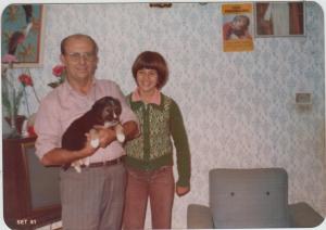 Foto tirada na casa do Tio Luiz, ele tinha uma câmera fotográfica que era elétrica e a foto precisava ser tirada dentro de casa. Na foto estão o pai João, o cachorro Barão e Maria Luzia. A foto foi para registar o cachorro Barão como novo membro da família ma época.