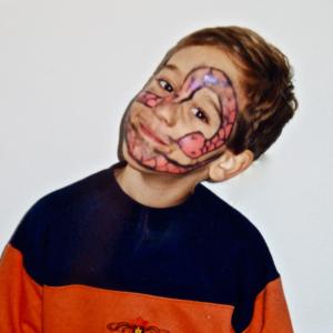 Foto de Carlos Eduardo na infância. O deponte diz que essa foto representa a infância dele no colégio Alfa em pinheiros que foi sua primeira escola.