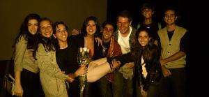 Foto tirada no último ano do colégio, no 3º colegial e representa uma amizade bastante presente na vida de Carlos. A foto foi tirada após a última apresentação de teatro que ele fez até hoje. Na foto estão os amigos do colégio Santa Cruz.