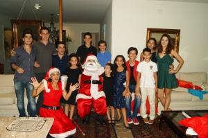Foto tirada na casa da Avó com os primos e representa o natal. É uma tradição da família materna que fazem reuniões sempre no natal. A avó sempre chamava o papai Noel. Momentos marcantes na vida dele.