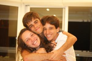 Foto tirada durante uma viagem com os amigos, sem acompanhamentos de pais, sozinhos. E na foto está com dois dos seus melhores amigos, Beatriz e Guilherme.