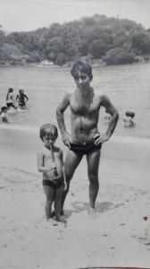 Foto tirada na praia do Jardim, com o tio Aurélio. Carlos conta que a família tinha casa em Angra e eles iam bastante à praia.