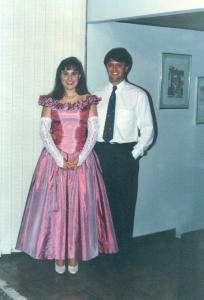 Foto tirada no dia da formatura do ensino médio da esposa que na época era namorada. Foto da casa da Patrícia.