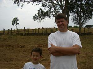 Foto tirada no Sítio da família da esposa com o filho Pedro. Carlos conta que eles frequentam bastante o lugar.