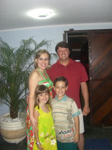 Foto tirada na casa do tio da esposa, durante o natal. É uma tradição da natal na casa do tio da esposa. Na foto está a filha Sarah,  a esposa Patrícia e o filho Pedro.