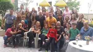 Foto tirada em comemoração de aniversário da Tia Eva, que eles fizeram surpresa. Na foto está toda a família paterna do Guilherme.