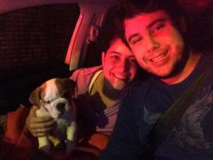 Foto tirada com a namorada Julia e o cachorro Bartholomeu.