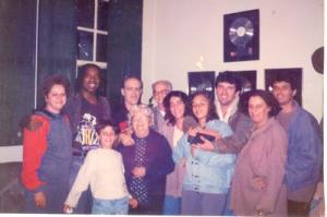 legenda: Luís Fernando, Bituca e família na casa onde cresceram. Três Pontas, MG – 1996.<br />personagem: Cimida, Bituca, Luís Fernando, Josino, Jaceline, Isabel, Bete, Marquinhos, João Vitor e Lilia.<br />historia: Irmão adotivo de Milton Nascimento, Luís também fora criado em Três Pontas por D. Lilia e S. Zino. Hoje vive no Rio de Janeiro, onde é proprietário de uma banca de revistas.<br />