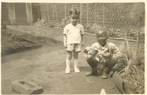 legenda: Luís Fernando e Milton Nascimento. Três Pontas, MG – 1948.<br>personagem: Luís Fernando e Milton Nascimento.<br>historia: Irmão adotivo de Milton Nascimento, Luís também fora criado em Três Pontas por D. Lilia e S. Zino. Hoje vive no Rio de Janeiro, onde é proprietário de uma banca de revistas.<br>