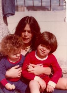 Silvana Guedes e os filhos Ian (um ano) e Gabriel Guedes (quatro anos), na residência dos Guedes, na Rua Dante, Bairro Serra.