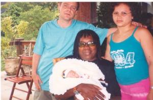 legenda: Marcelo (afilhado de Bituca), Maria, Bituca e a pequena Letícia. Rio de Janeiro, RJ – 2003.<br>personagem: Marcelo (afilhado de Bituca), Maria, Bituca e a pequena Letícia<br>historia: Irmão adotivo de Milton Nascimento, Luís também fora criado em Três Pontas por D. Lilia e S. Zino. Hoje vive no Rio de Janeiro, onde é proprietário de uma banca de revistas.<br>