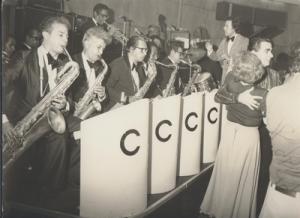 Célio Balona (regência) e orquestra na Casa do Baile.