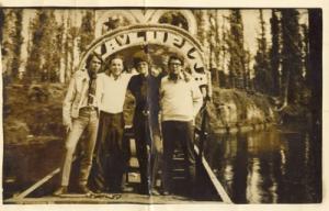 Novelli, João Gilberto, Maurício Maestro, Helvius Vilela no bairro Xochimilco ou “Cidade dos Campos de Flores”.