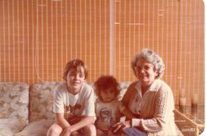 legenda: Marcelo, Isabel (filhos de Luís Fernando) e D. Lilia. Três Pontas, MG – 1983.<br>personagem: Marcelo, Isabel (filhos de Luís Fernando) e D. Lilia<br>historia: Irmão adotivo de Milton Nascimento, Luís também fora criado em Três Pontas por D. Lilia e S. Zino. Hoje vive no Rio de Janeiro, onde é proprietário de uma banca de revistas.<br>