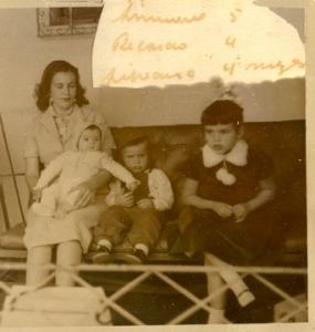 Silvana no colo de sua mãe Francisca Freitas e seus irmãos Ricardo e Simone.