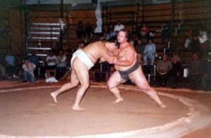 historia: Campeonato de Sumô na Praça da Liberdade<br />