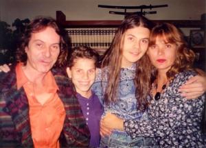 legenda: Beto Guedes e família. Os filhos Ian e Gabriel e a esposa Silvana Guedes. Belo Horizonte, MG – 1995.<br>