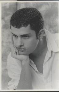 legenda: Robertinho Brant. Belo Horizonte MG - 1993. Foto: Cristiano Quintino.<br>personagem: Robertinho Brant<br>historia: Robertinho Brant é sobrinho de Fernando Brant. Inicia seus estudos musicais aos 12 anos, quando de interessa pelo violão. Seus parceiros são: Murilo Antunes, Tavinho Moura, o tio Fernando Brant. Seu segundo cd são regravações de musicas de Milton Nascimento, foi feito em parceria com o baterista André Queiroz e lançado por um selo americano.  Robertinho também atuou em uma vertente mais rock`n roll com a banda Armazém formada por ele, Tatá Spalla e Mauro Beléu.<br>