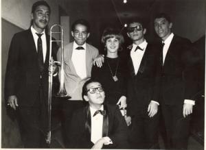 Sampaio (trombone), Márcio José (cantor), Selma, Vaz (pandeiro) e Helvius Vilela (piano) em apresentação no festival não competitivo do Instituto de Educação.