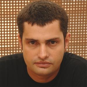 legenda: Retrato de Robertinho Brant. Belo Horizonte, MG - 2009. Foto: Cristiano Quintino.<br />personagem: Robertinho Brant<br />historia: Robertinho Brant é sobrinho de Fernando Brant. Inicia seus estudos musicais aos 12 anos, quando de interessa pelo violão. Seus parceiros são: Murilo Antunes, Tavinho Moura, o tio Fernando Brant. Seu segundo cd são regravações de musicas de Milton Nascimento, foi feito em parceria com o baterista André Queiroz e lançado por um selo americano.  Robertinho também atuou em uma vertente mais rock`n roll com a banda Armazém formada por ele, Tatá Spalla e Mauro Beléu<br />