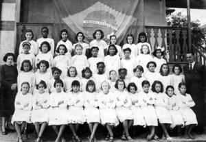 personagem: Turma de Brasilina Pellicci da Escola Álvares de Azevedo.<br />historia: Alunas da 3ª série do Grupo escolar Álvares de Azevedo, atual Administração Regional de Itaquera, 1950.<br />