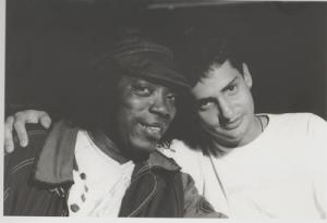 legenda: Milton Nascimento e Robertinho Brant na gravação do cd “Lugares”. Rio de Janeiro RJ - 1993. Foto: Fernando Fiuza.<br>personagem: Milton Nascimento e Robertinho Brant<br>historia: Robertinho Brant é sobrinho de Fernando Brant. Inicia seus estudos musicais aos 12 anos, quando de interessa pelo violão. Seus parceiros são: Murilo Antunes, Tavinho Moura, o tio Fernando Brant. Seu segundo cd são regravações de musicas de Milton Nascimento, foi feito em parceria com o baterista André Queiroz e lançado por um selo americano.  Robertinho também atuou em uma vertente mais rock`n roll com a banda Armazém formada por ele, Tatá Spalla e Mauro Beléu.<br>