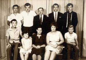 Foto tirada em estúdio na rua Lagoa Salgada, Mogi das Cruzes, aproveitando uma visita aos parentes do pai. O local foi desapropriado para a construção da Jacu-Pêssego.