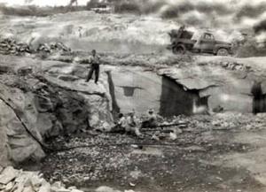 historia: Dia de trabalho na Pedreira União, no bairro de Itaquera, São Paulo, 1948. 